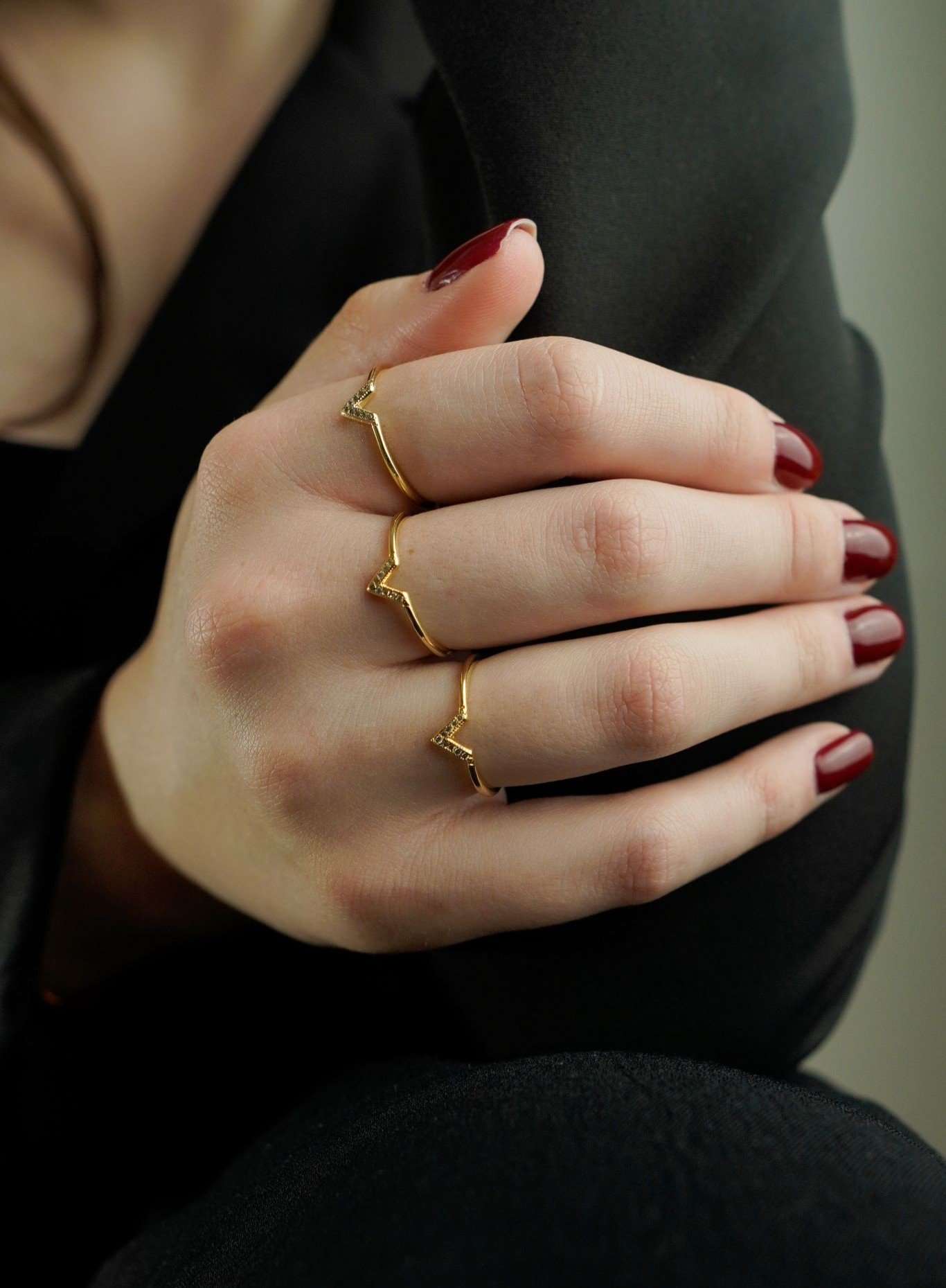 Anel Delicado V Semijoia Banhado a Ouro 18k