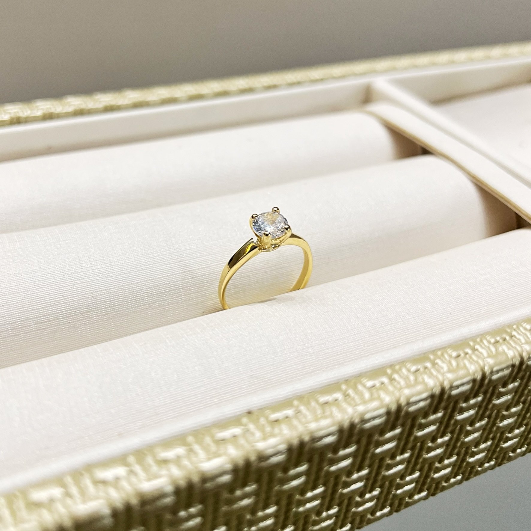 Anel Solitário Clássico Banhado a Ouro 18k