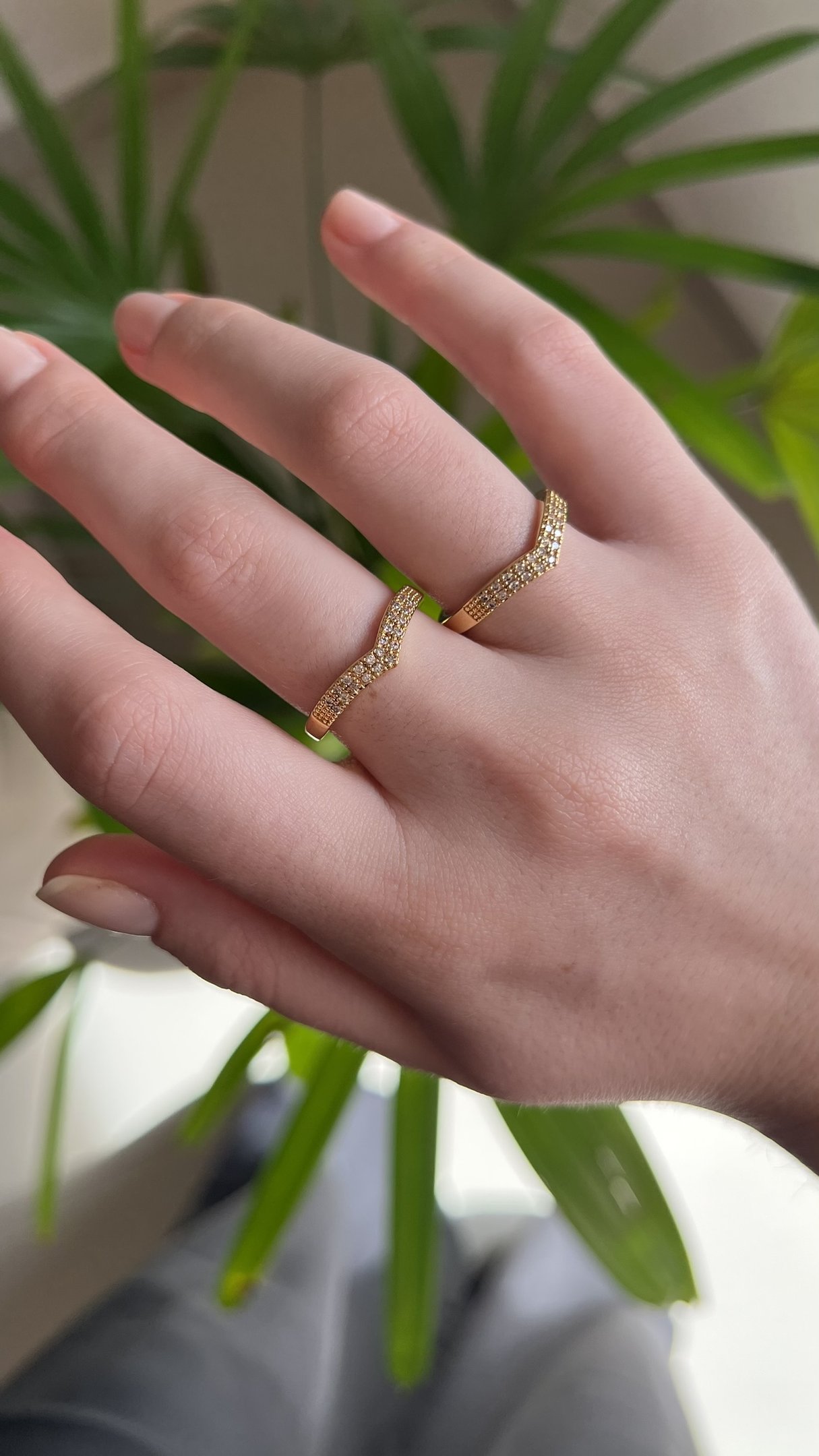 Anel V Cravejado Semijoia Banhado a Ouro 18k