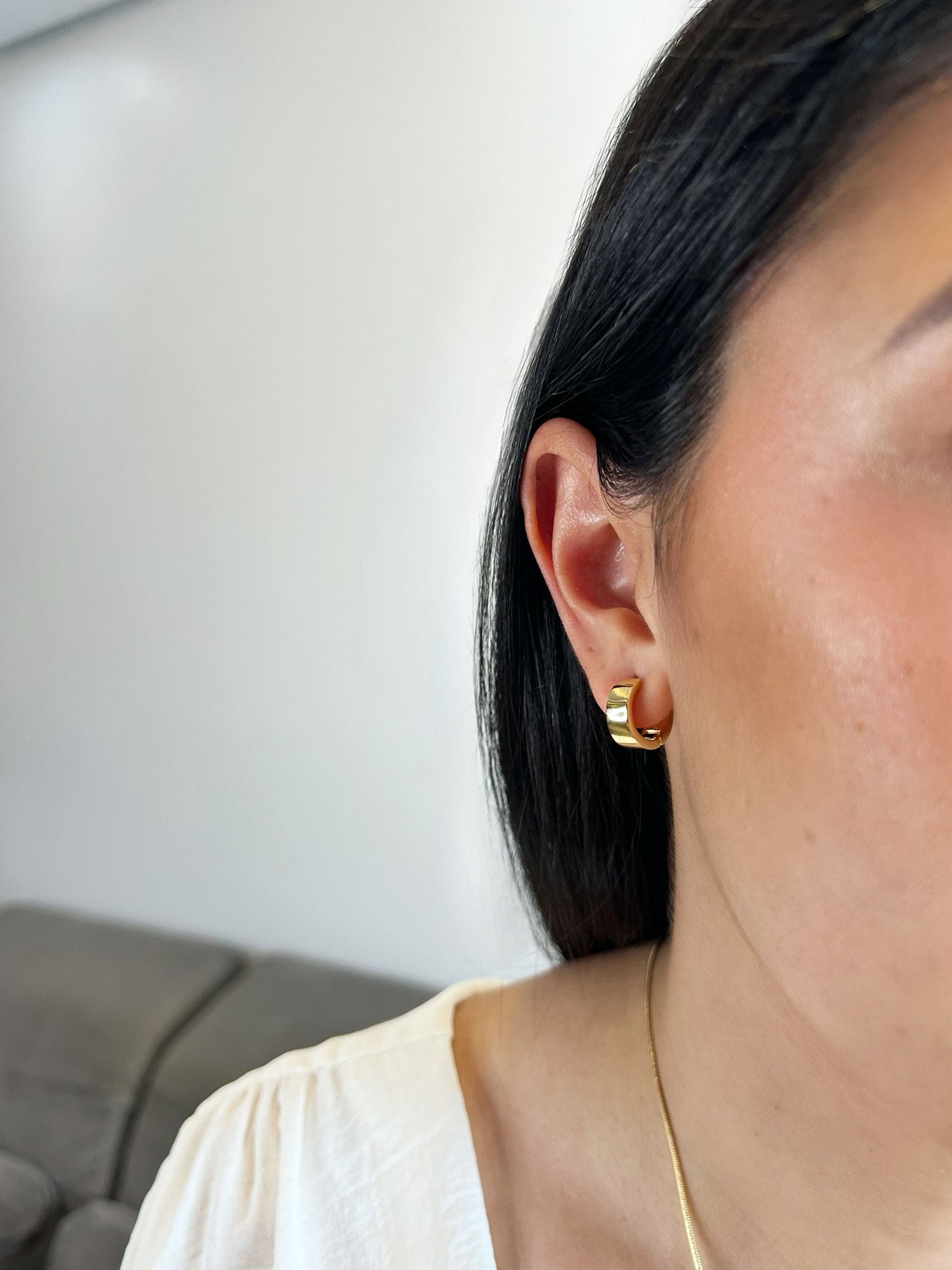 Argola Clic Lisa Banhada a Ouro 18k