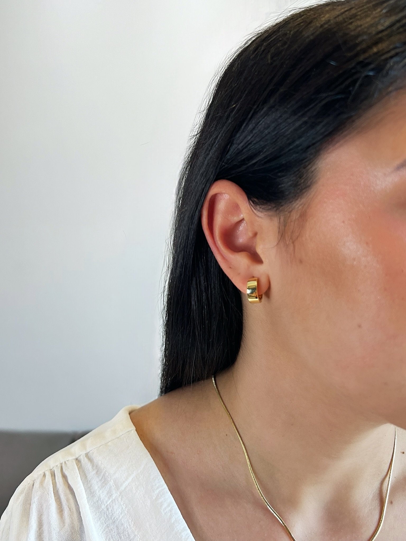 Argola Clic Lisa Banhada a Ouro 18k