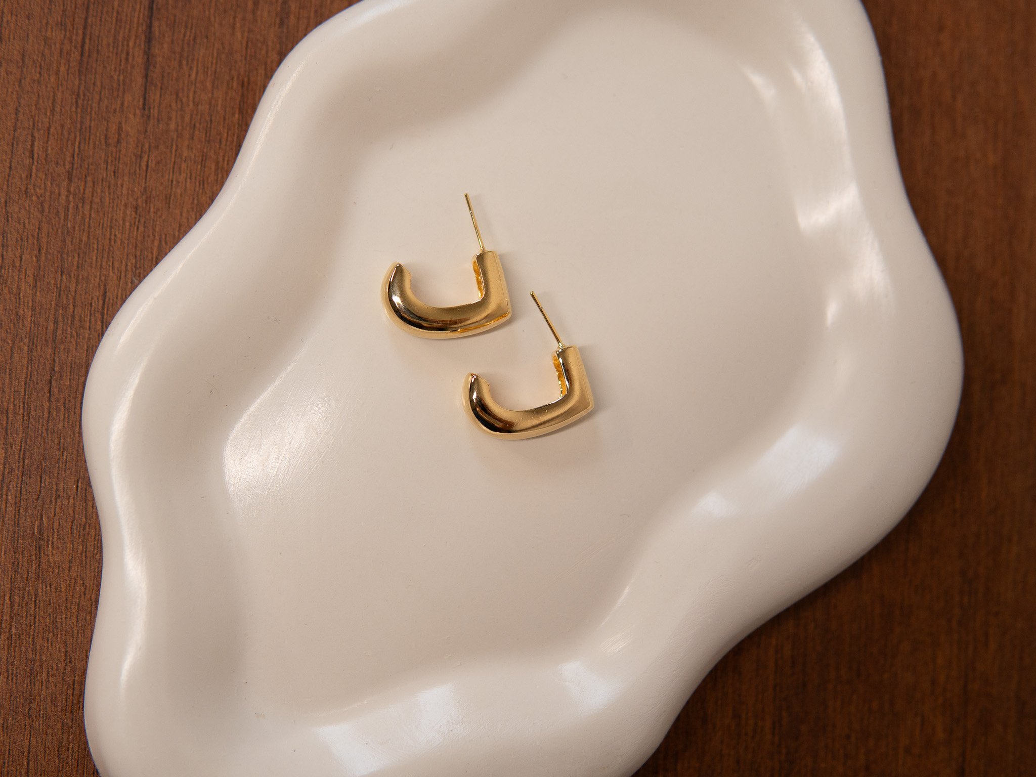 Argola Quadrada Abaulada Banhado a Ouro 18k