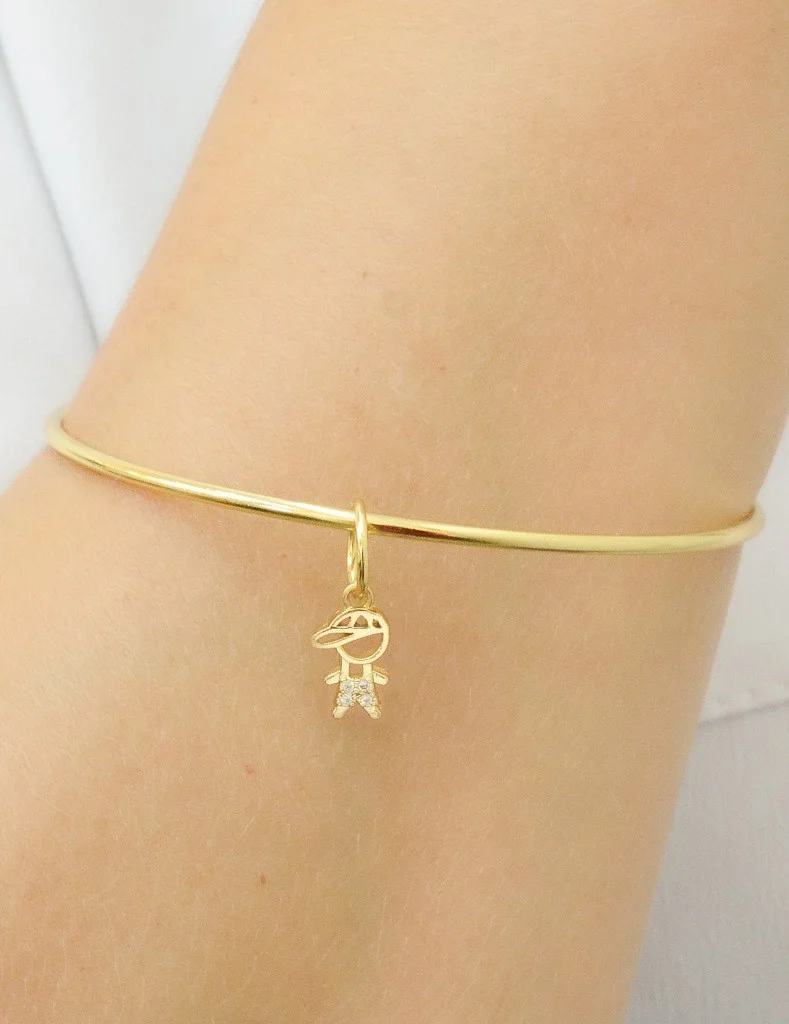 Bracelete Fio Liso com Argolas e Pingente Menino ou Menina Banhado a Ouro 18k