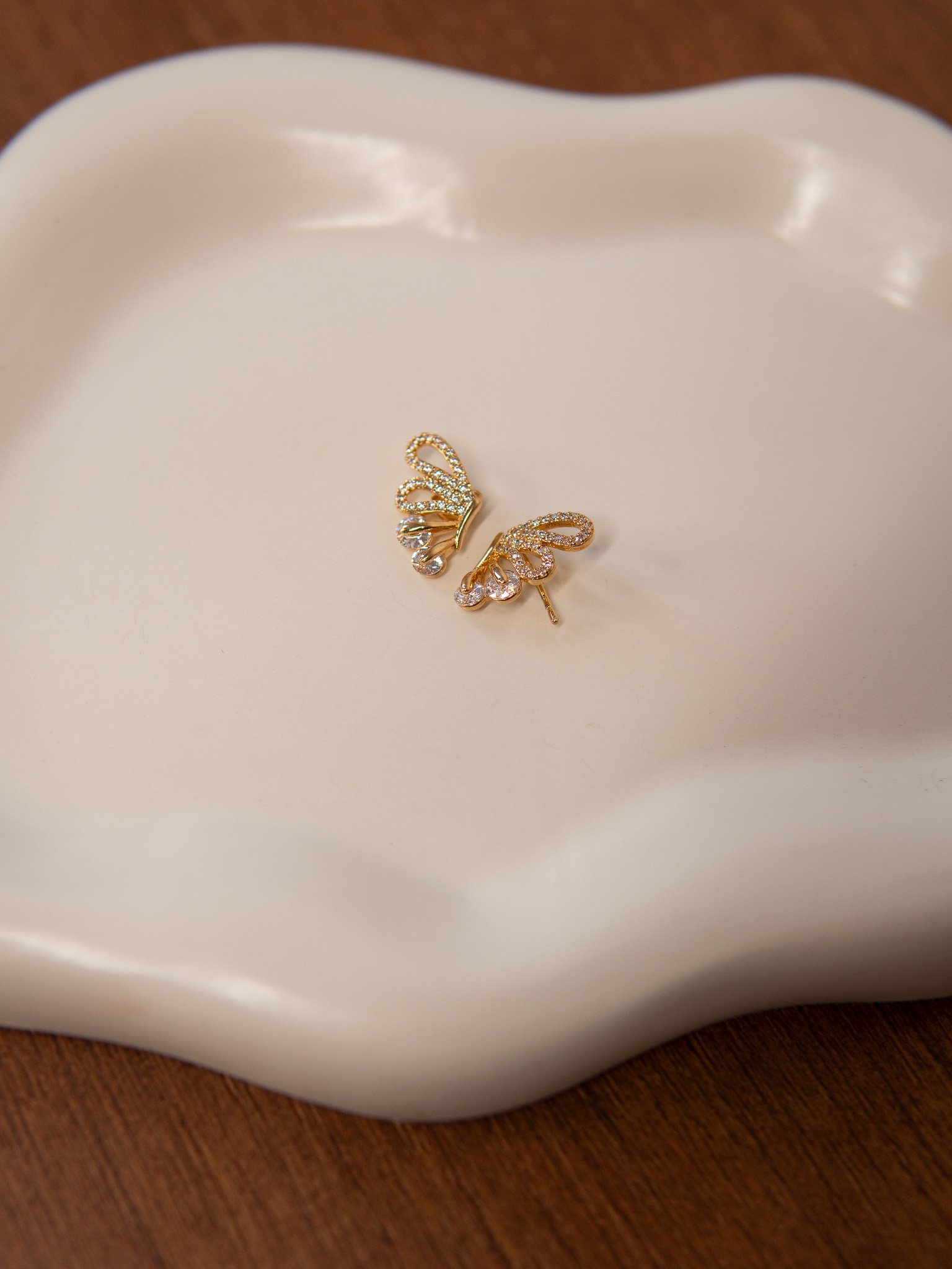 Brinco Borboleta Cravejada Banhado a Ouro 18k