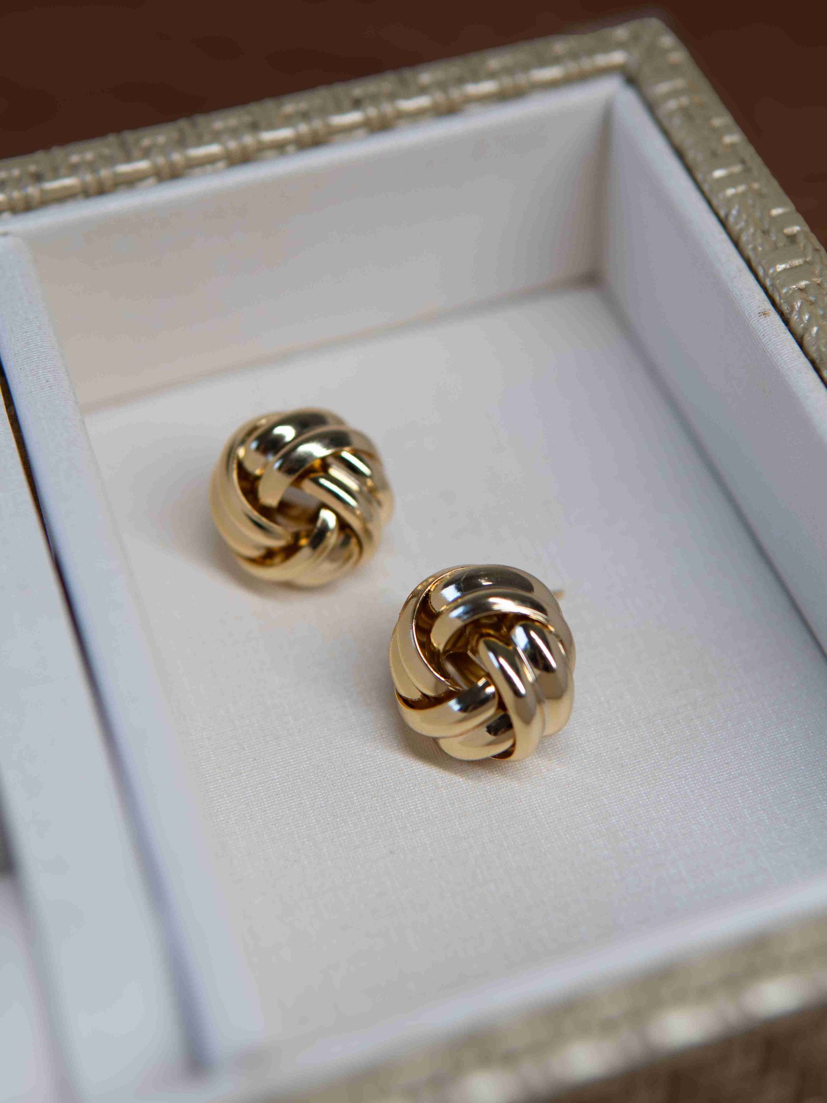 Brinco Entrelaçado Médio Banhado a Ouro 18k