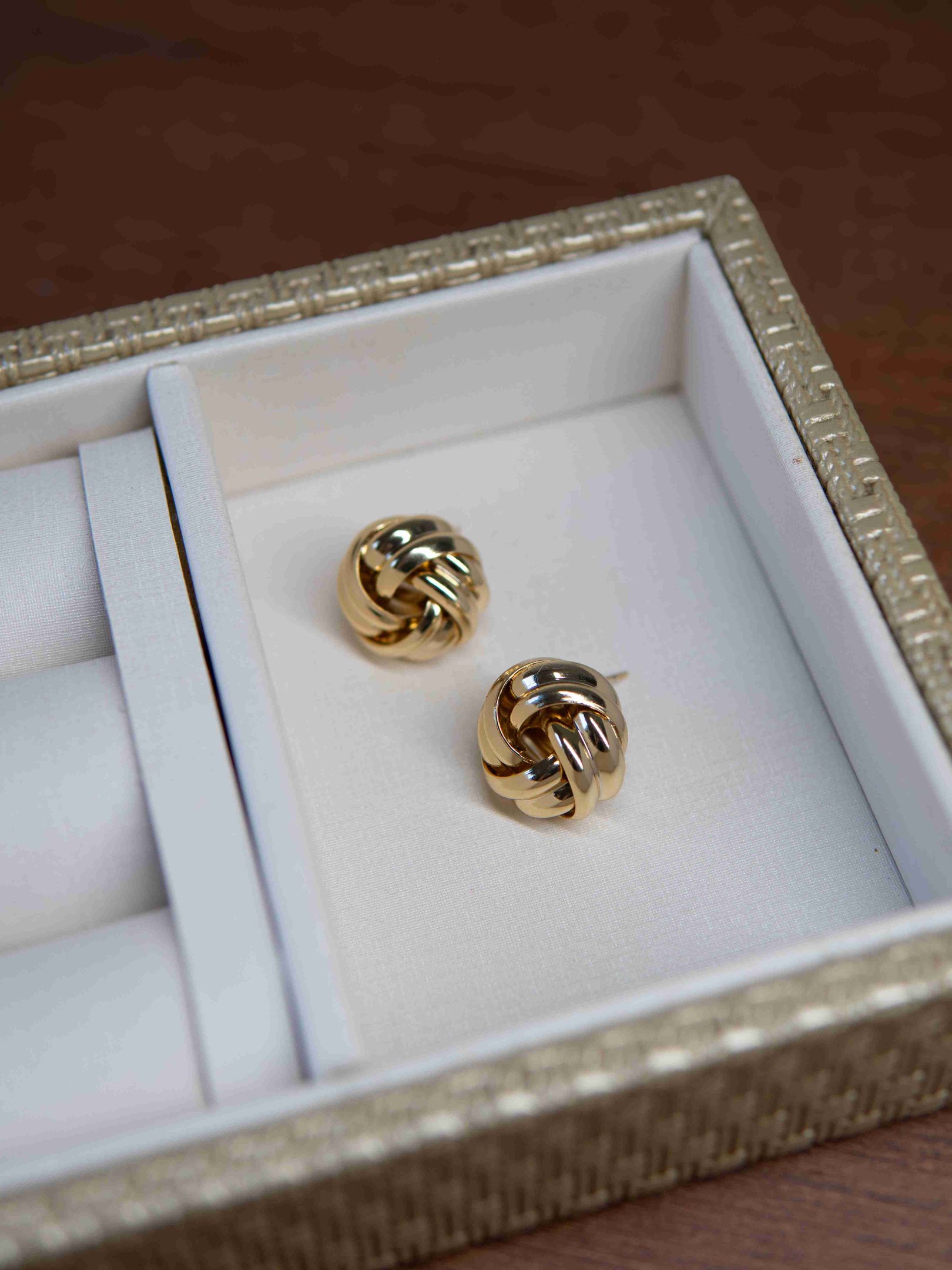 Brinco Entrelaçado Médio Banhado a Ouro 18k