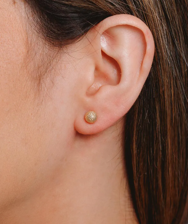 Brinco Esfera Jateado Pequeno Banhado a Ouro 18k