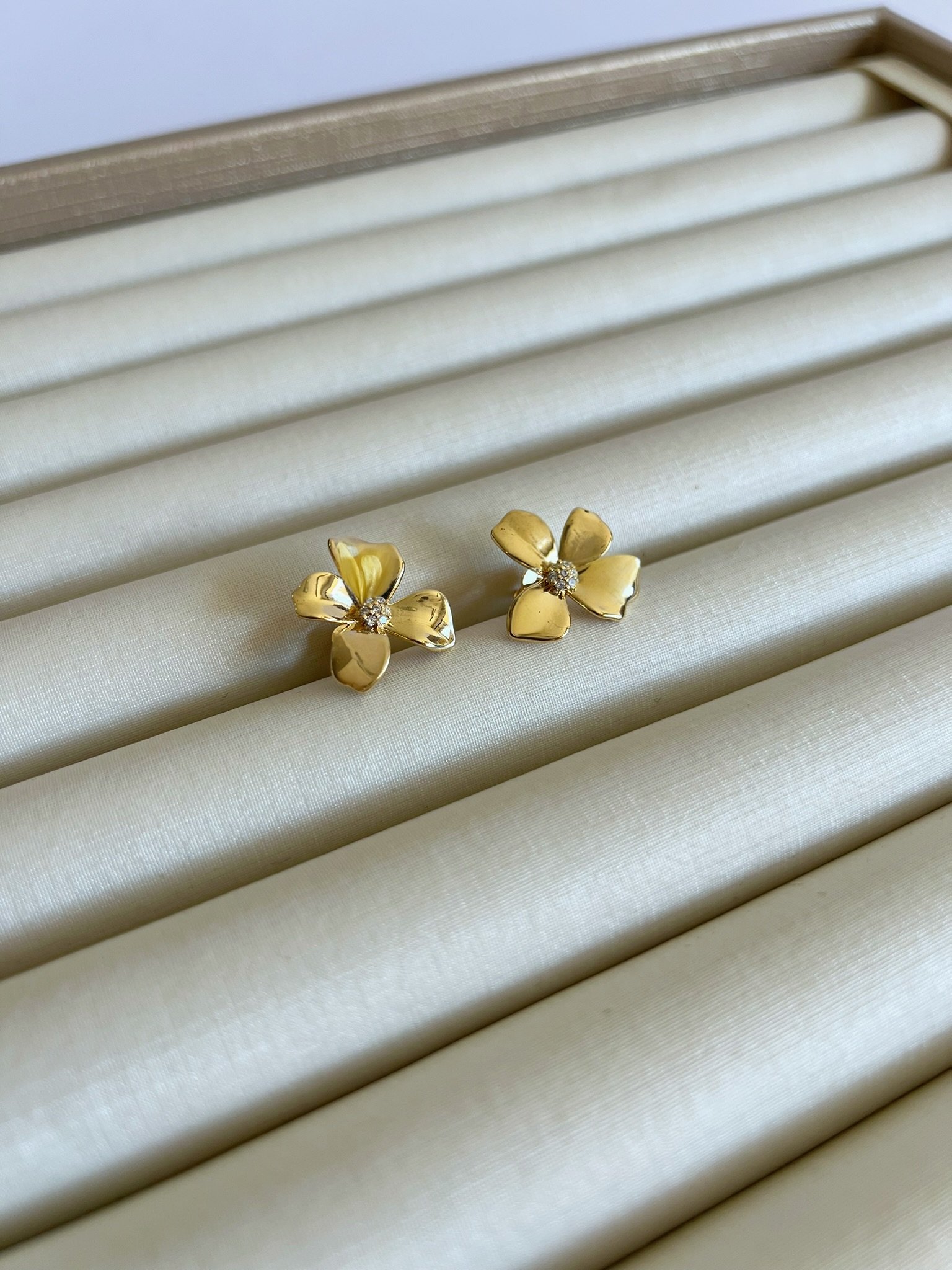 Brinco Flor Banhado a Ouro 18k