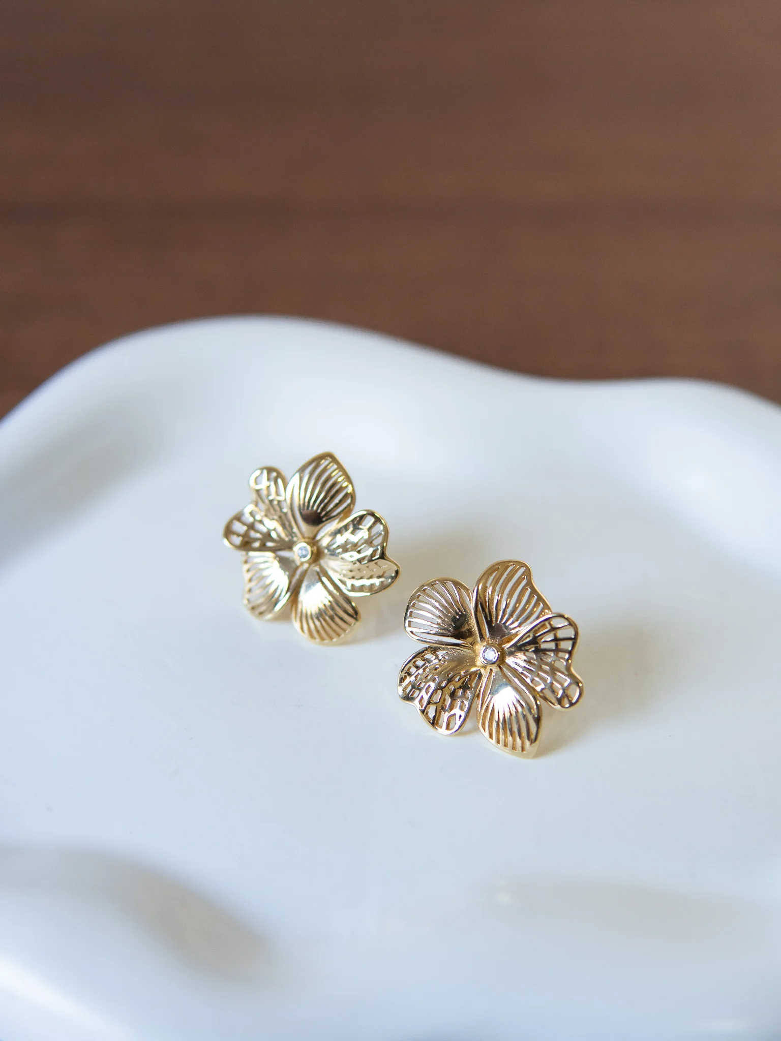 Brinco Flor Semijoia Banhada a Ouro 18k