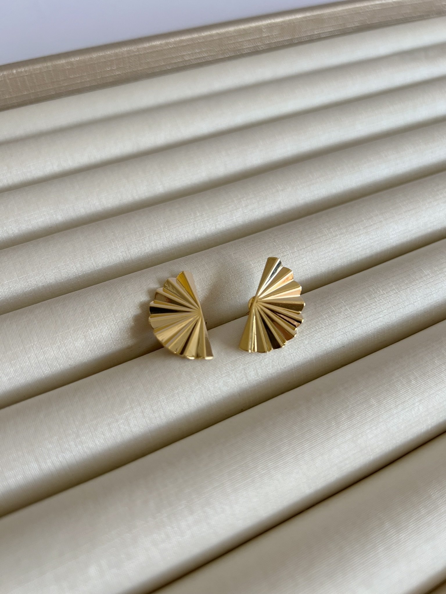 Brinco Leque médio Banhado a Ouro 18k