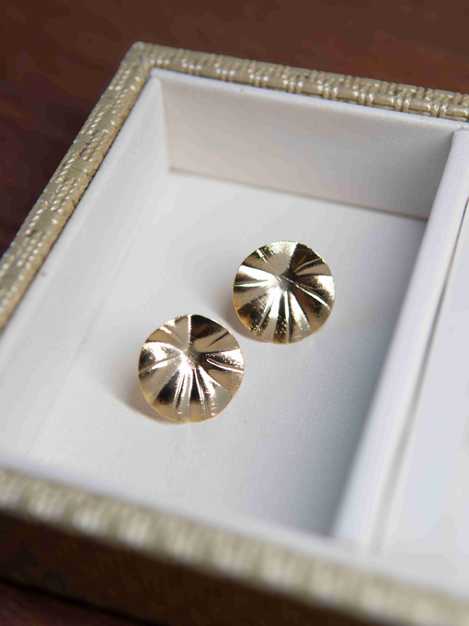 Brinco Orgânico Martelado Banhado a Ouro 18k