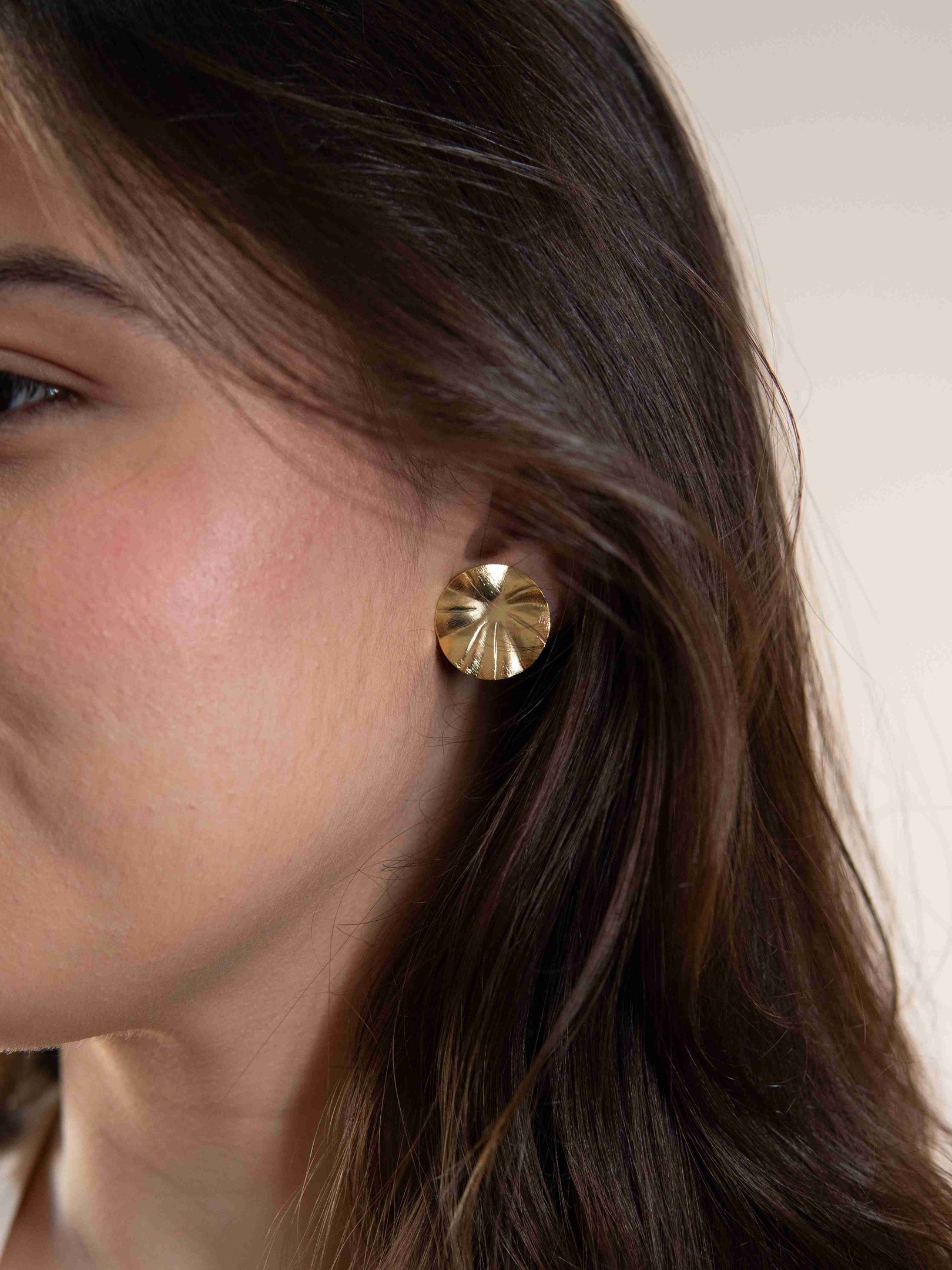 Brinco Orgânico Martelado Banhado a Ouro 18k