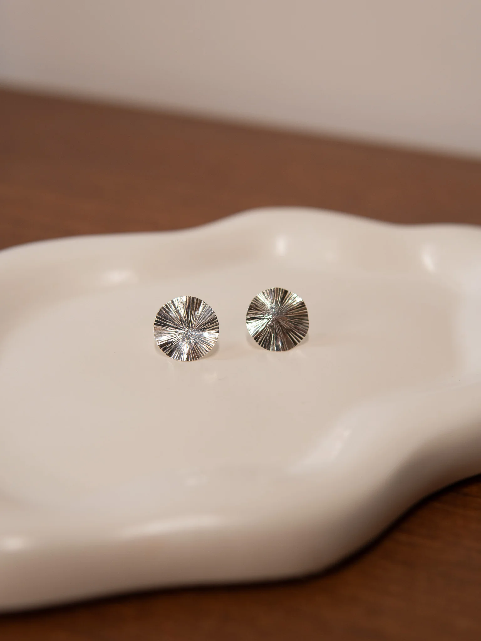 Brinco Orgânico Martelado Prata 925