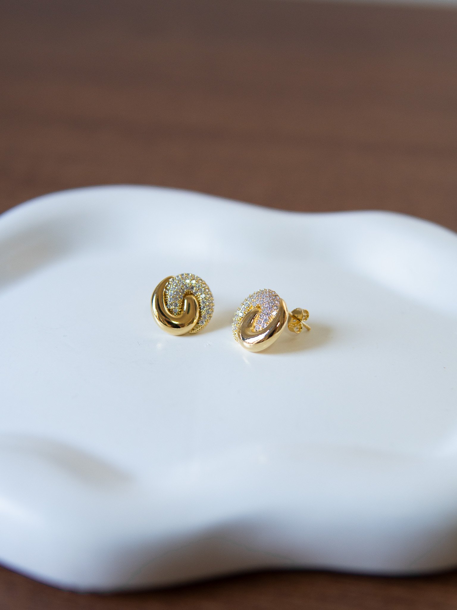 Brinco pequeno Cravejado e Liso Banhado a Ouro 18k