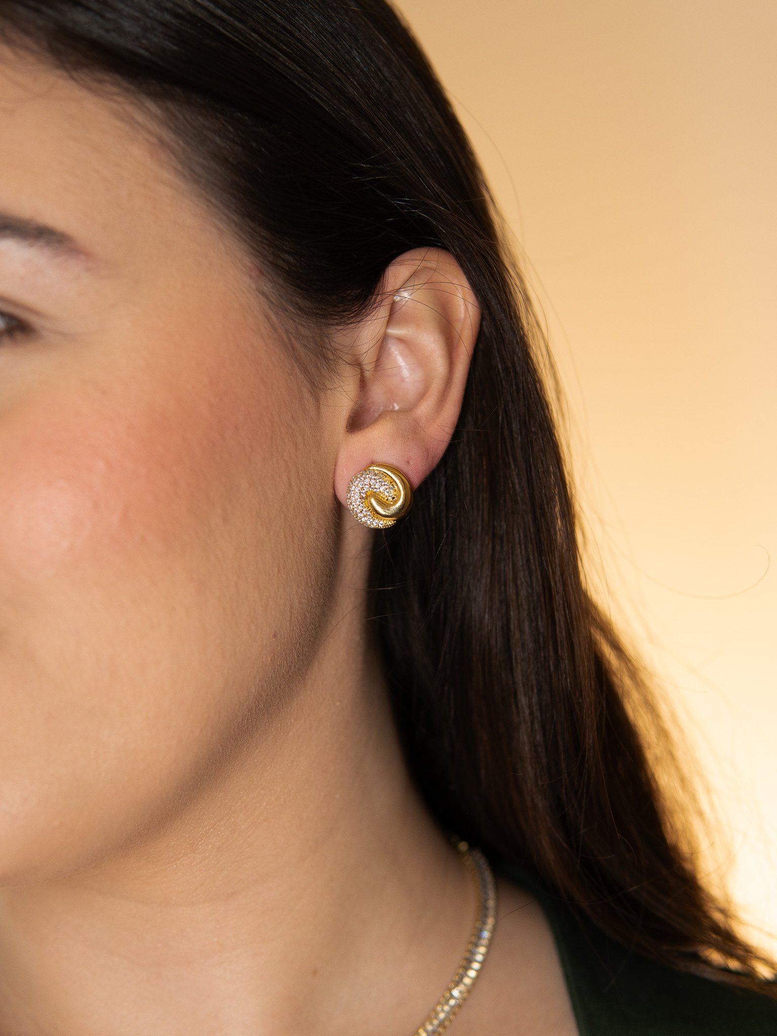 Brinco pequeno Cravejado e Liso Banhado a Ouro 18k