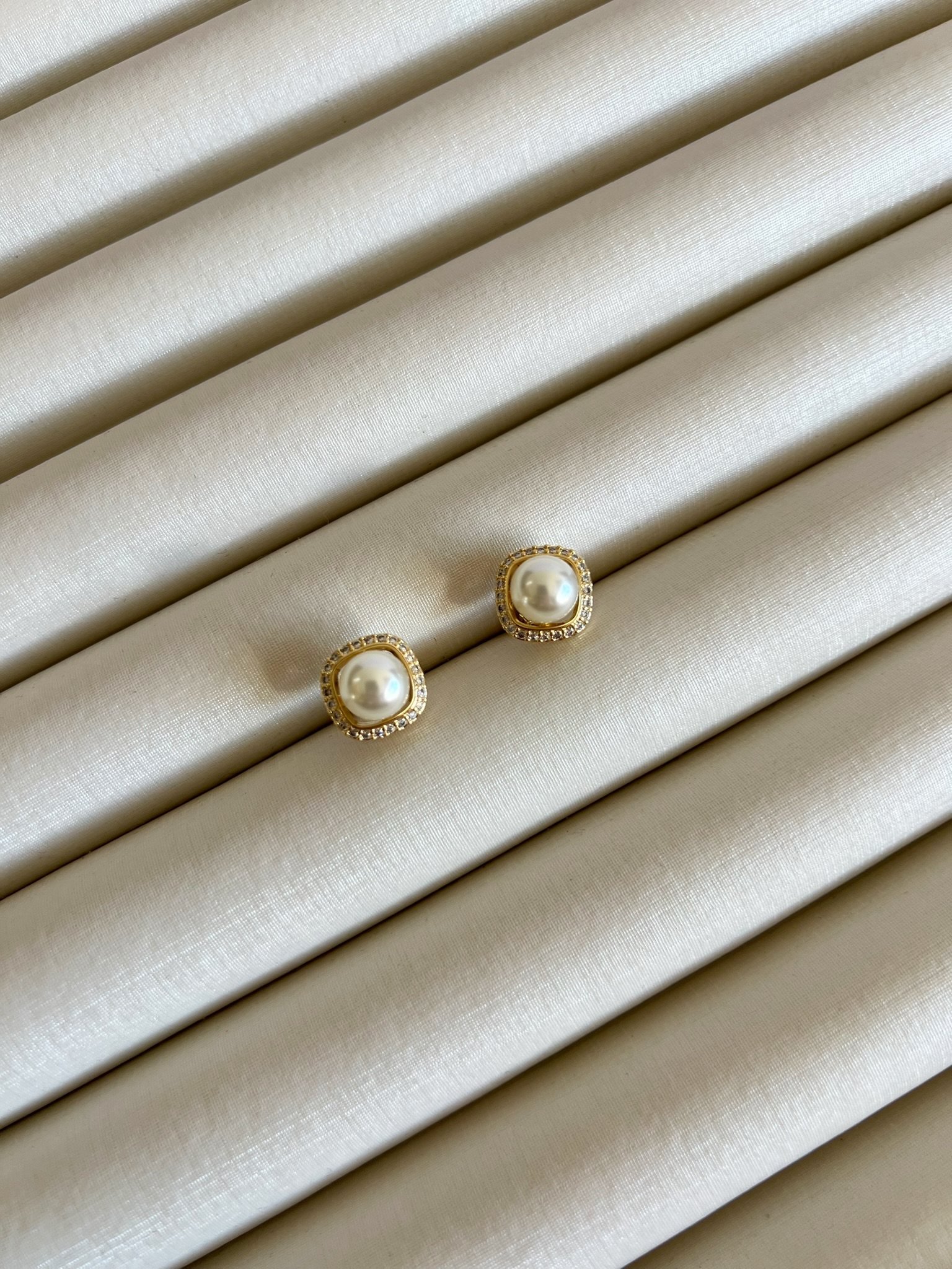 Brinco Pérola Cravejado Banhado a Ouro 18k