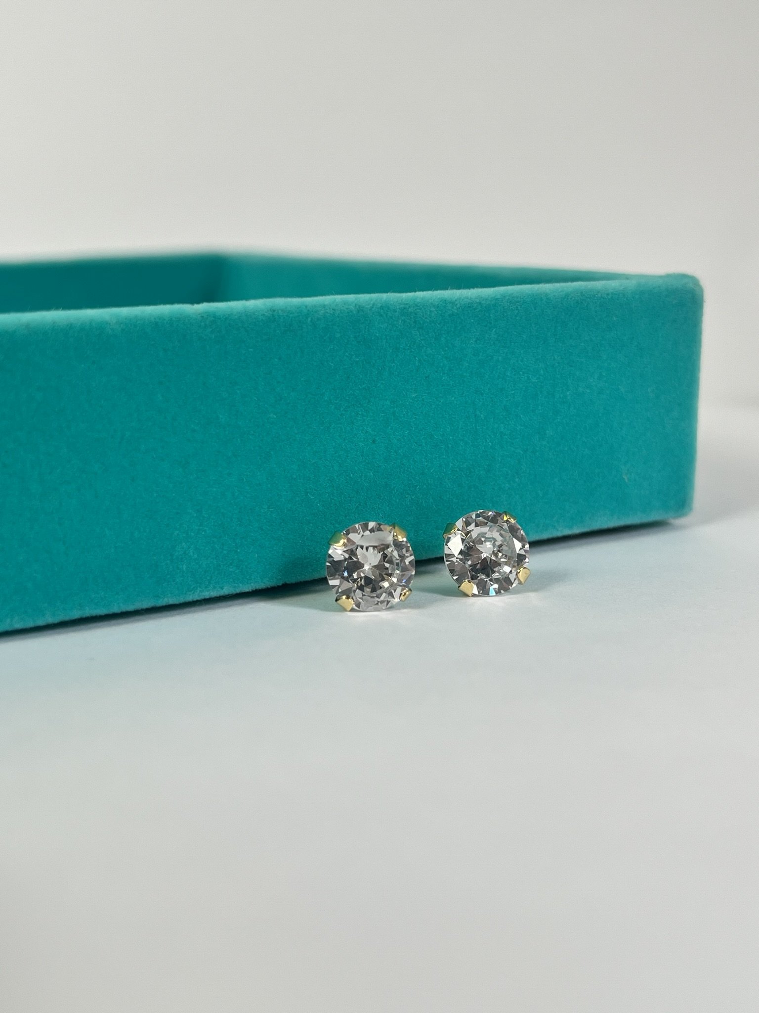 Brinco Ponto de Luz G Banhado a Ouro 18k