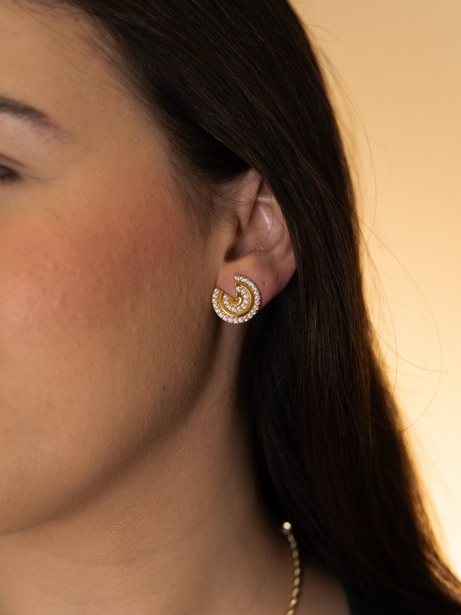 Brinco redondo Cravejado Banhado a Ouro 18k