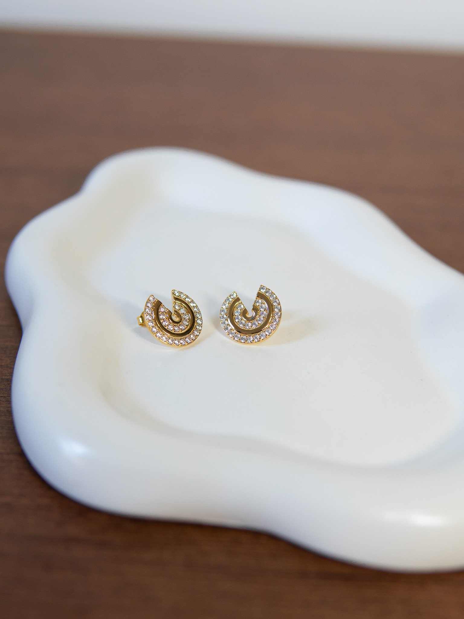 Brinco redondo Cravejado Banhado a Ouro 18k