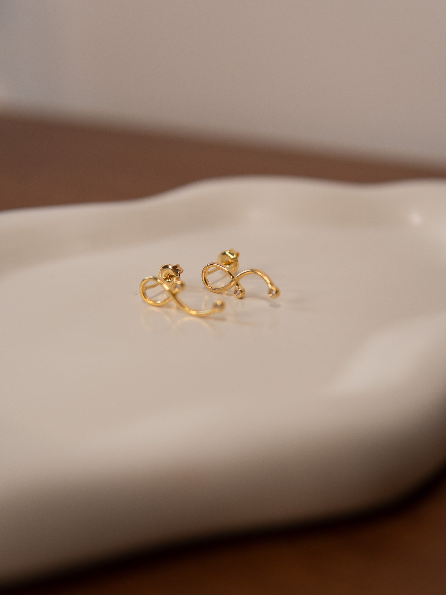 Brinco Torcido Semijoia Banhado a Ouro 18k