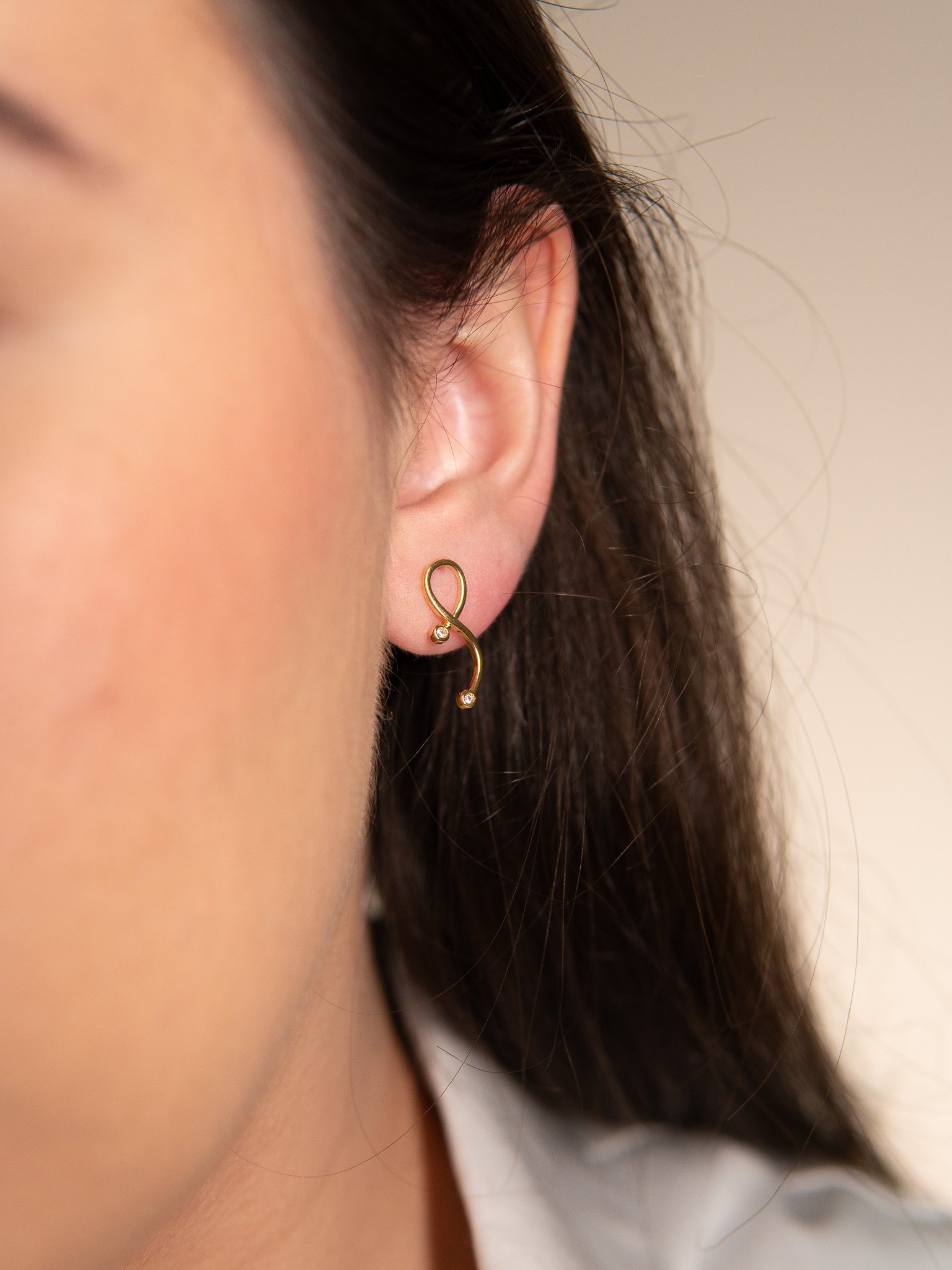 Brinco Torcido Semijoia Banhado a Ouro 18k