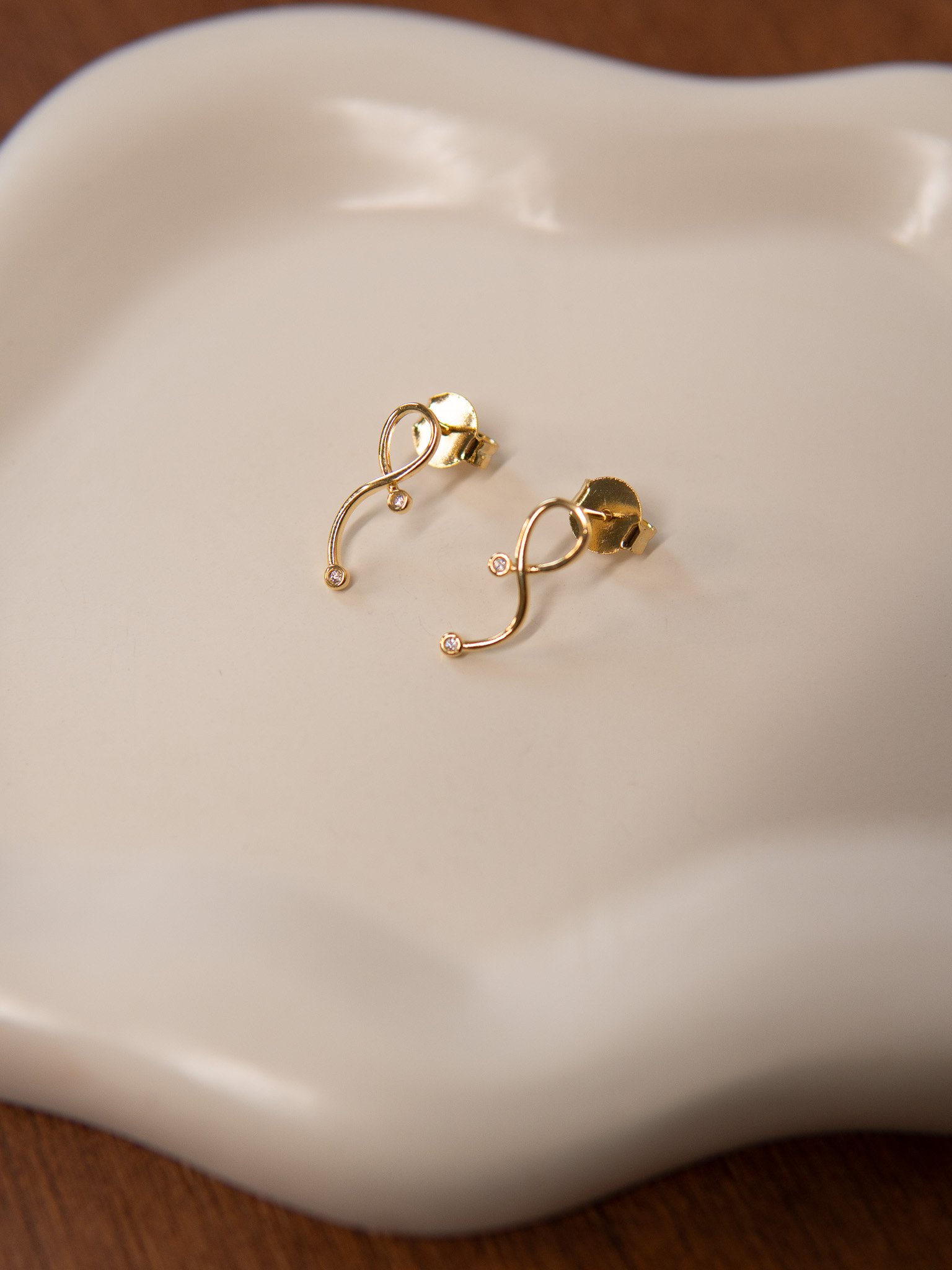 Brinco Torcido Semijoia Banhado a Ouro 18k