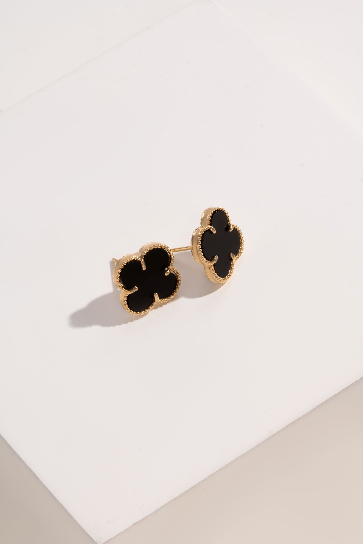 Brinco Trevo Preto Banhado a Ouro 18k