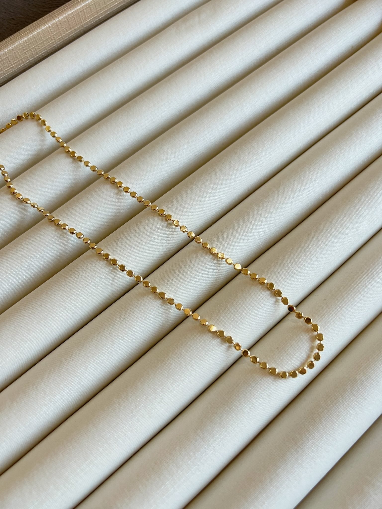 Colar Esfera achatada em 45cm Banhado a Ouro 18k