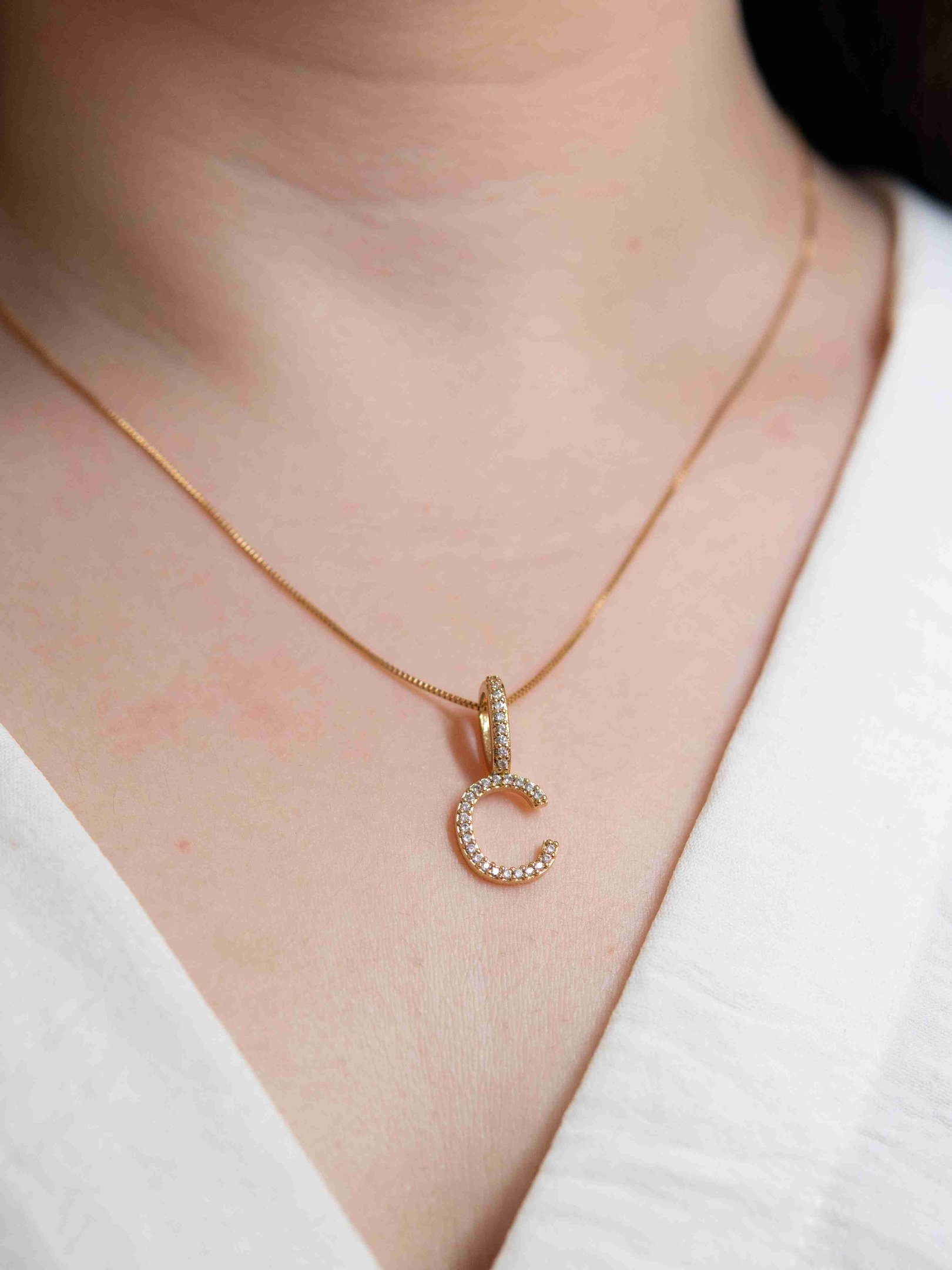 Colar pingente Letra Cravejado Banhado a Ouro 18k [somente letra C disponível]