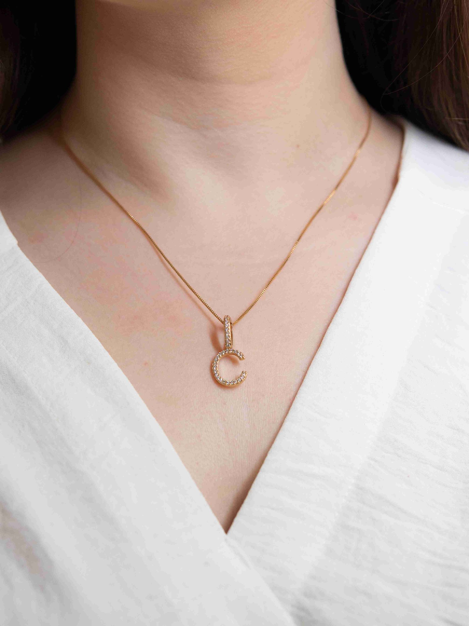 Colar pingente Letra Cravejado Banhado a Ouro 18k [somente letra C disponível]