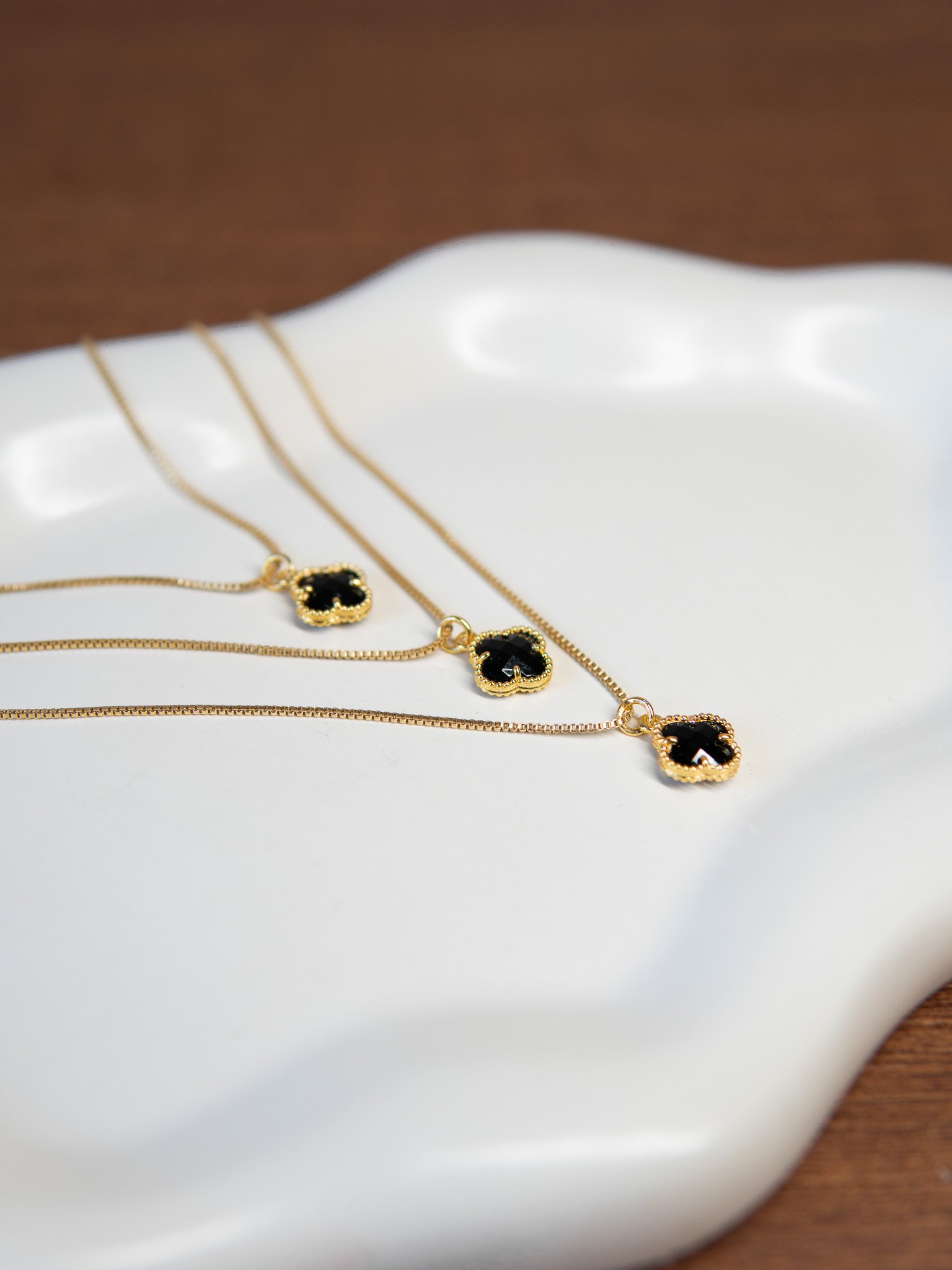 Colar Triplo Van Cleef Preto Banhado a Ouro 18k