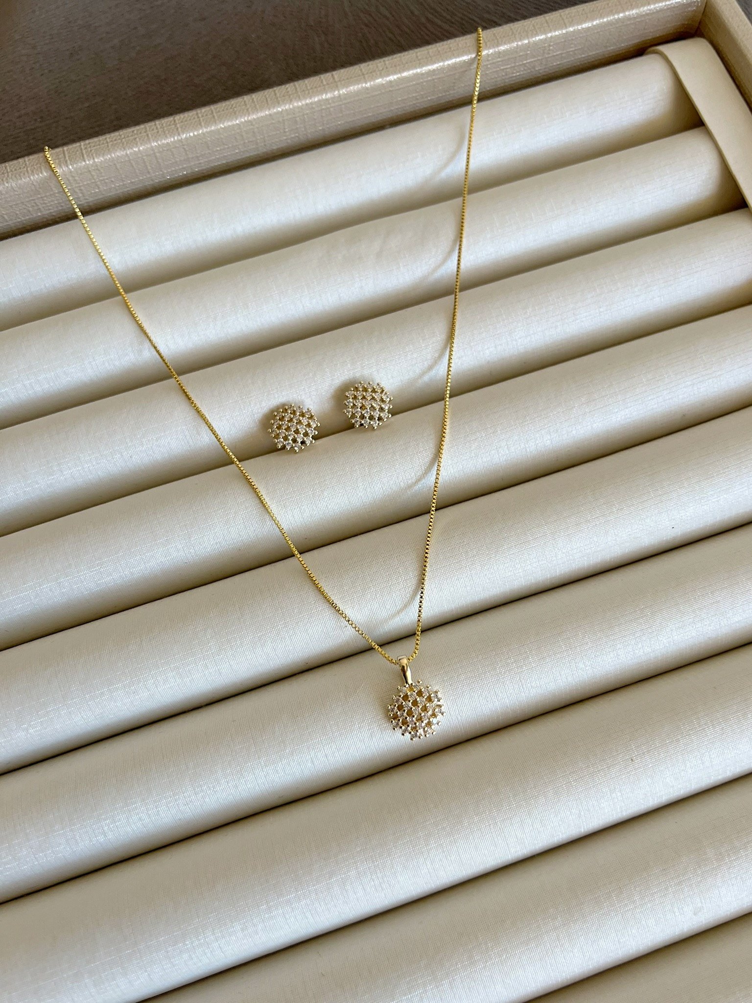 Conjunto Chuveirinho Cravejado Banhado a Ouro 18k