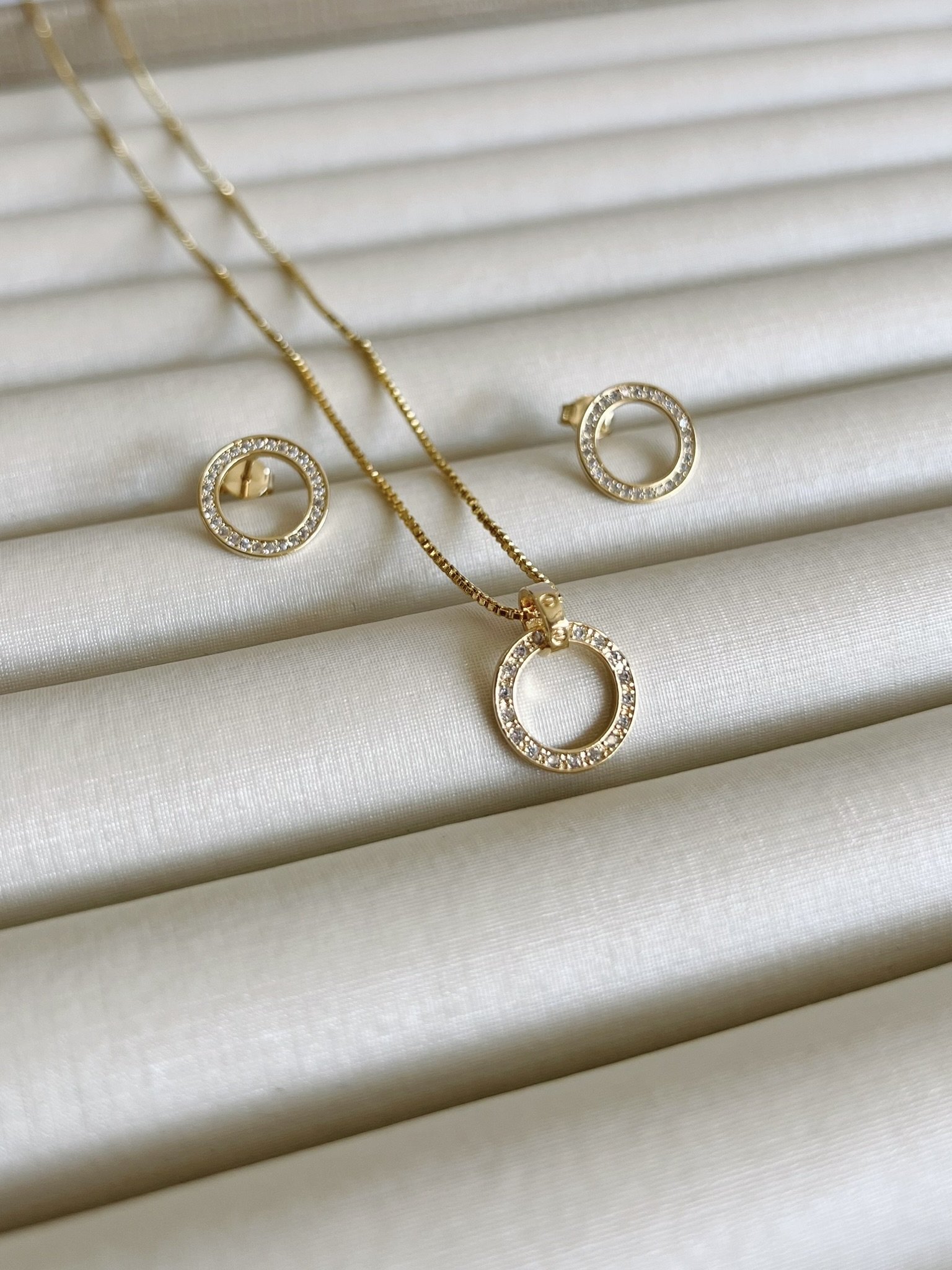 Conjunto Círculo Vazado Banhado a Ouro 18k
