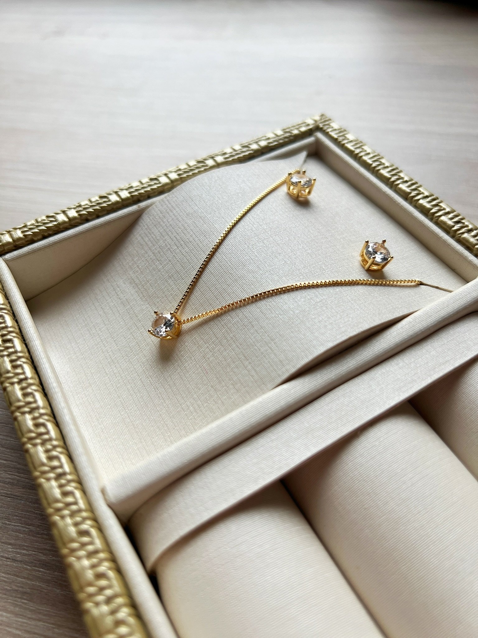 Conjunto Clássico Ponto de Luz Banhado a Ouro 18k