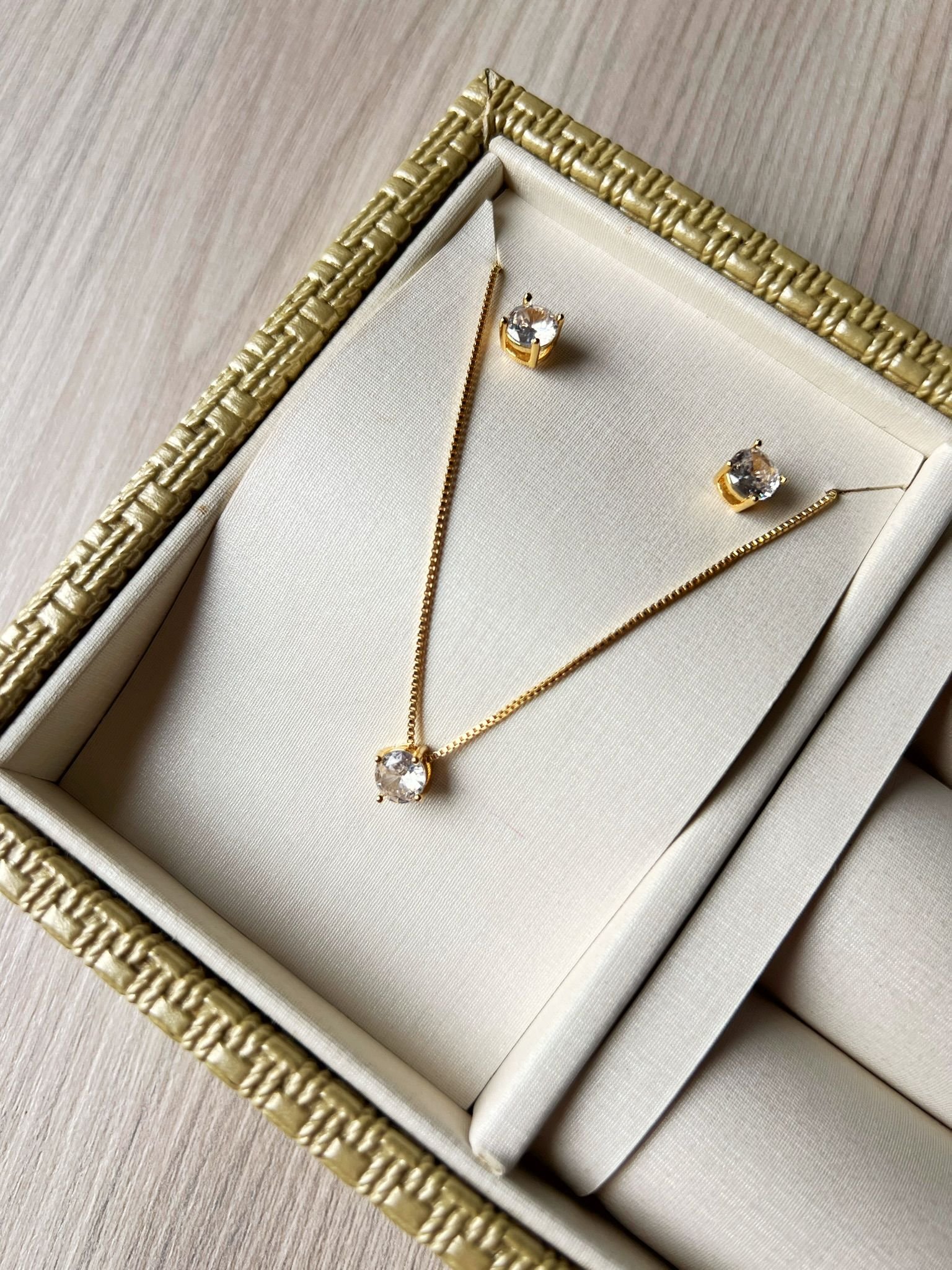 Conjunto Clássico Ponto de Luz Banhado a Ouro 18k