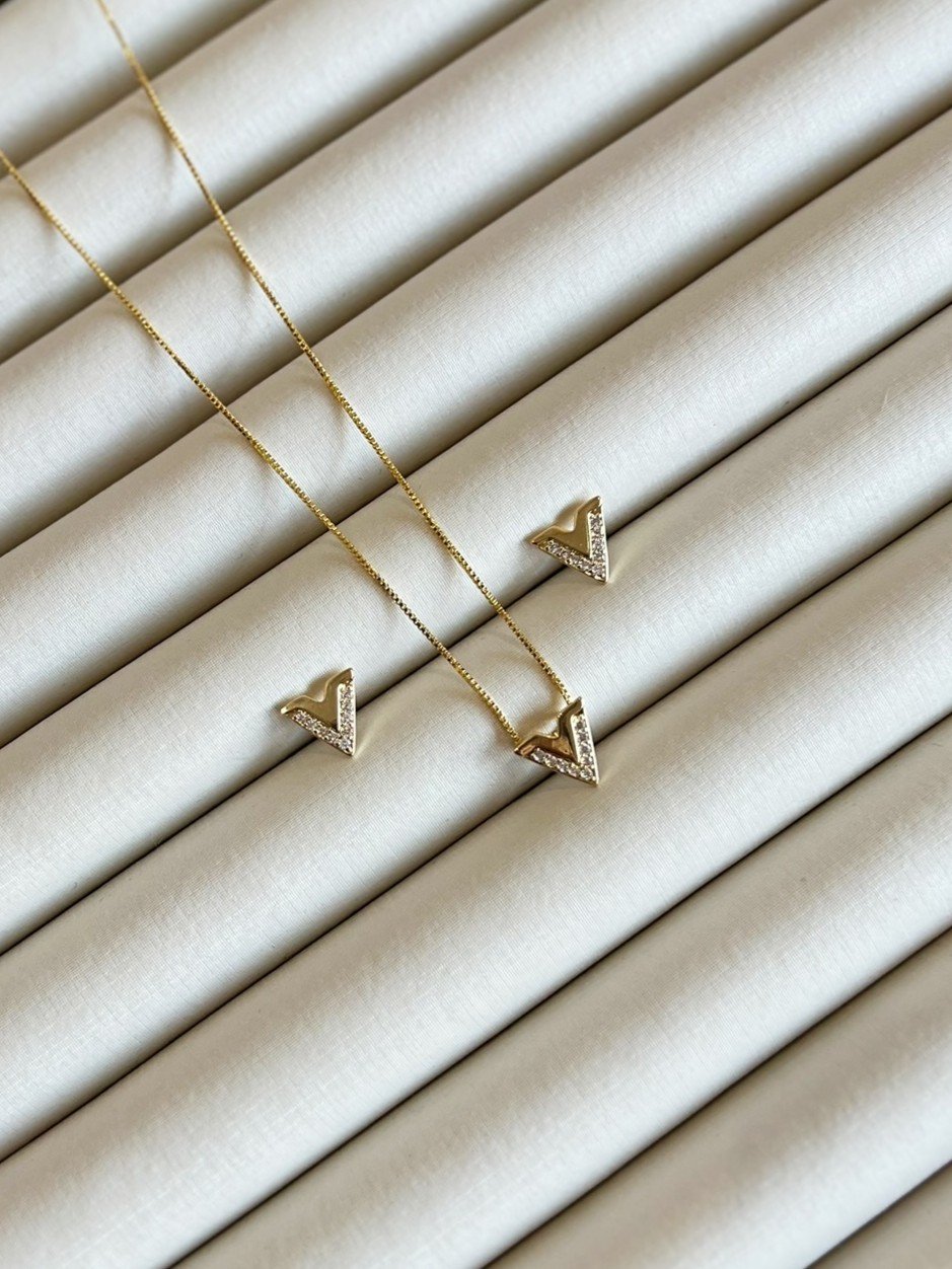 Conjunto Delicado V Banhado a Ouro 18k
