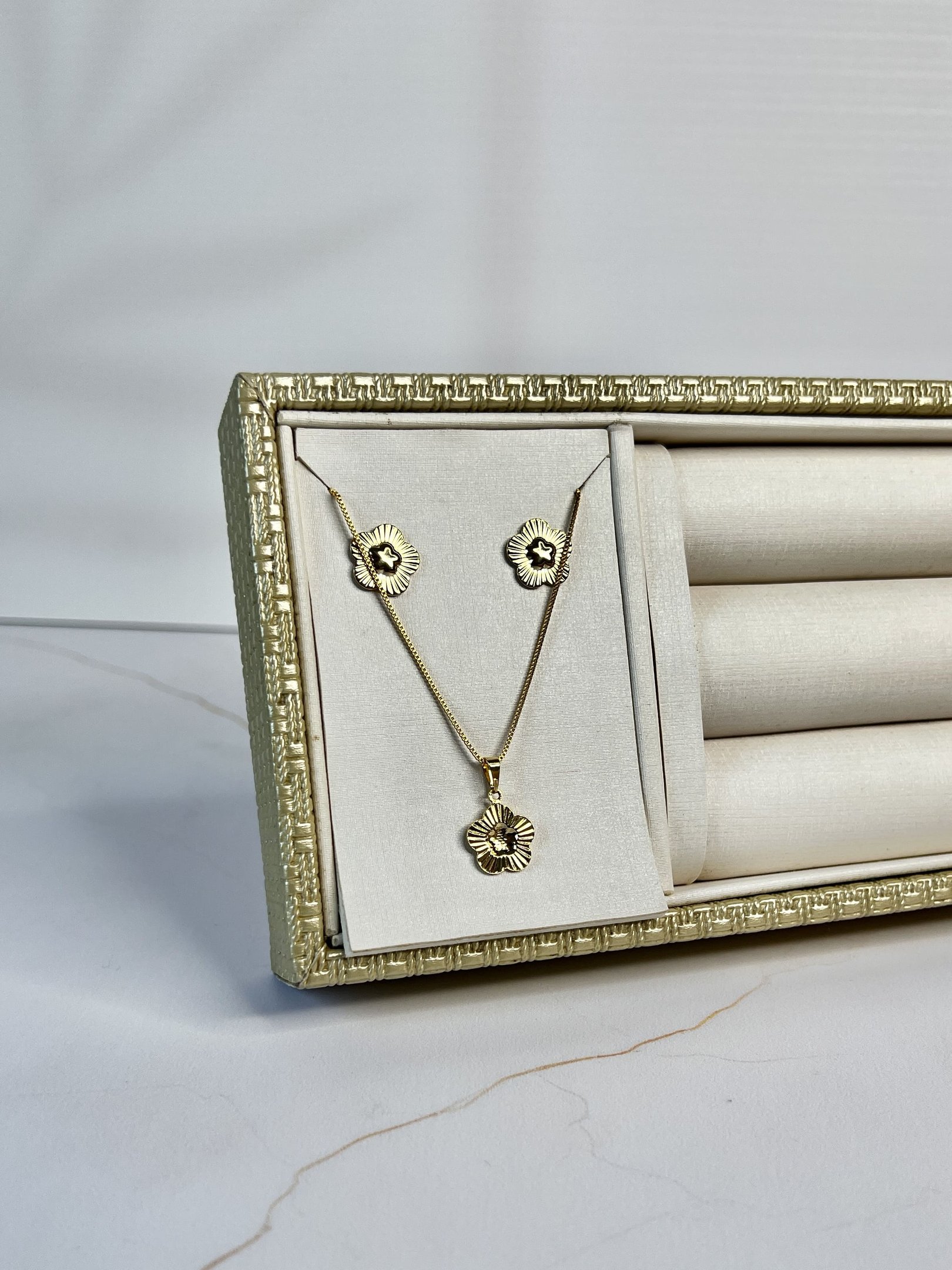 Conjunto Flor delicado Banhado a Ouro 18k