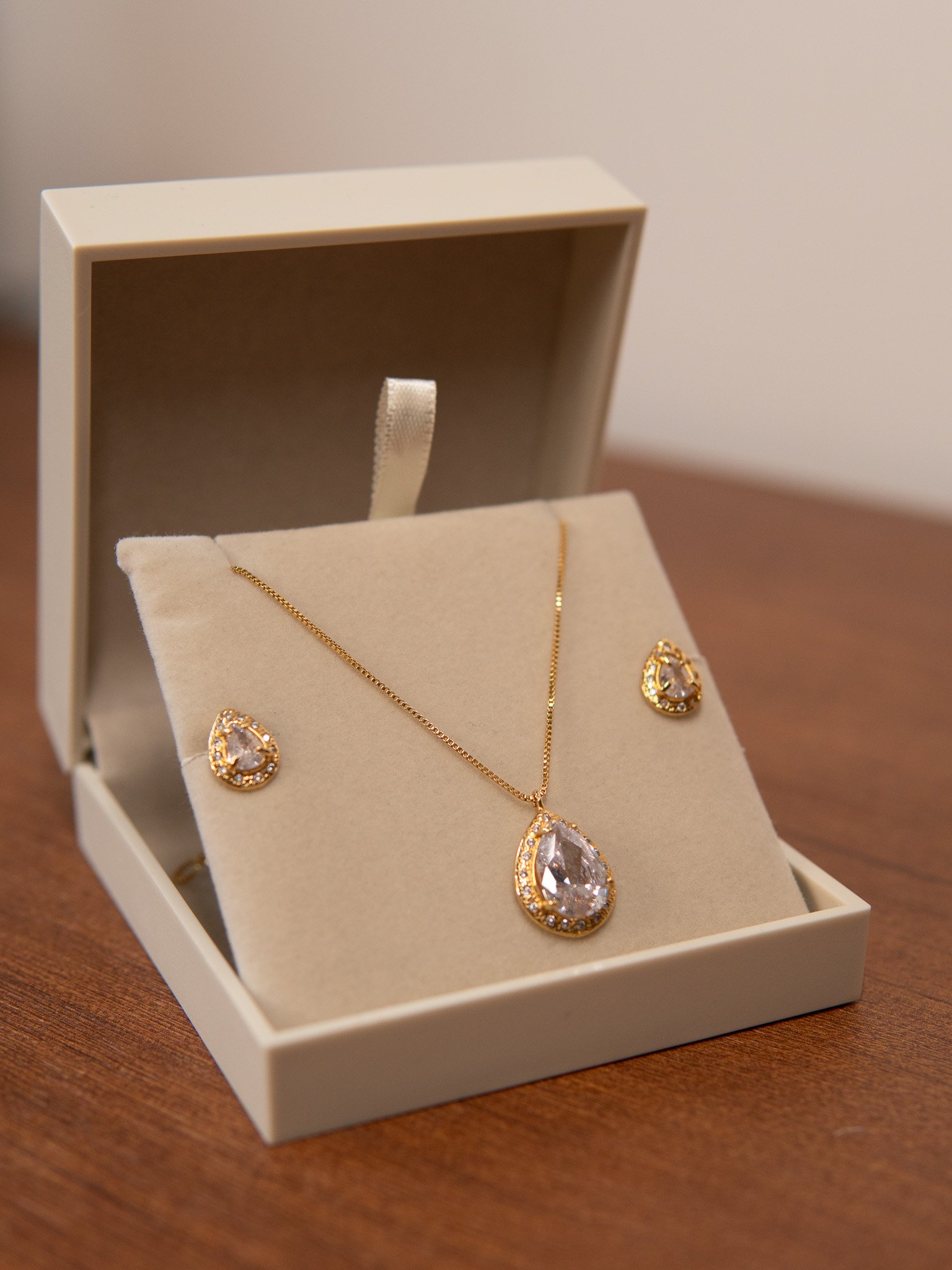 Conjunto Gota em Pedra Cristal Banhado a Ouro 18k