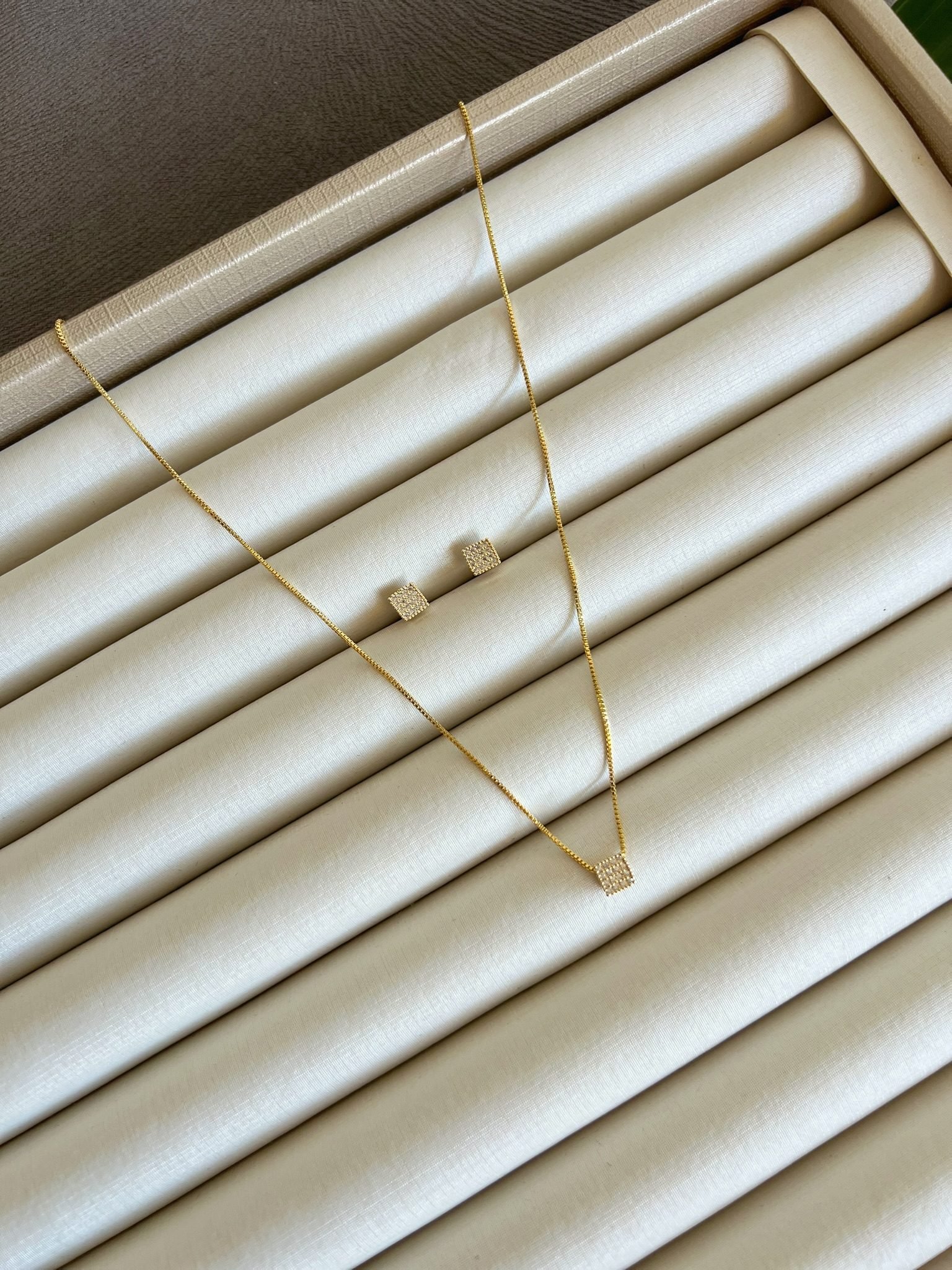 Conjunto Quadrado Cravejado Banhado a Ouro 18k