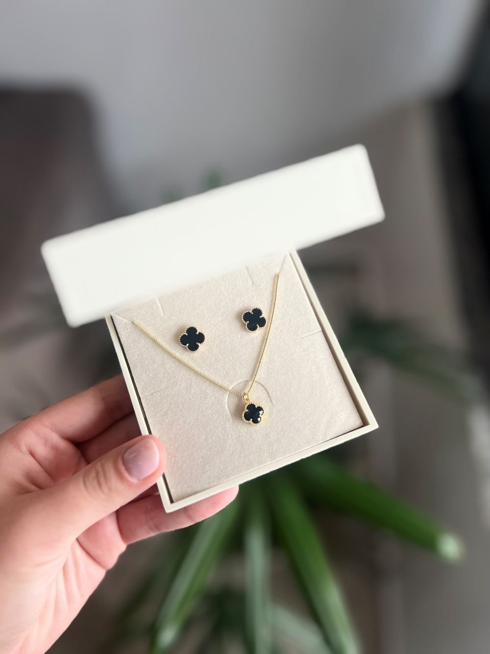 Conjunto Van Cleef Preto Banhado a Ouro 18k