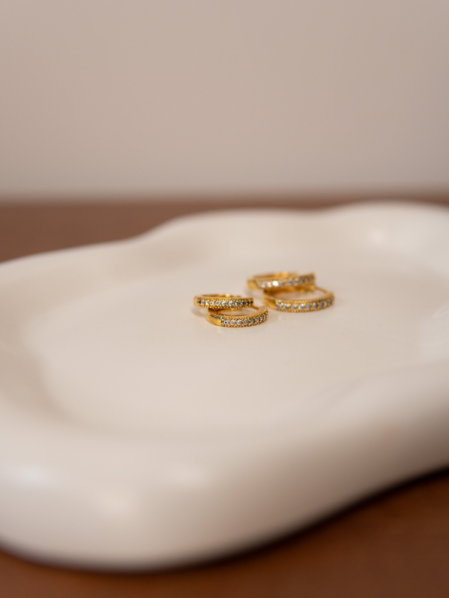 Dupla de Argola Clic Cravejada Banhada a Ouro 18k