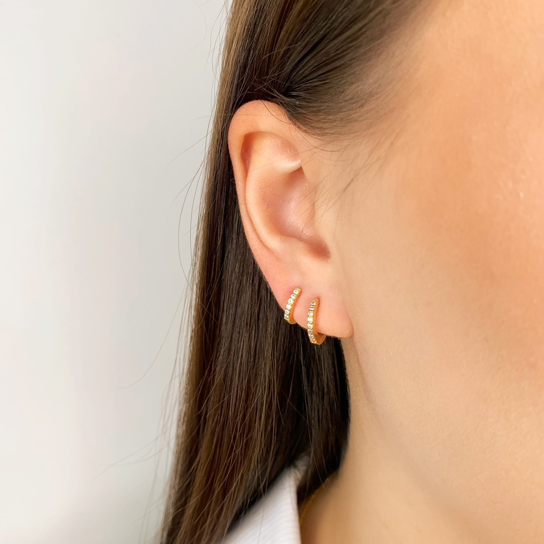 Dupla de Argolinhas Clic Cravejadas Banhadas a Ouro 18k