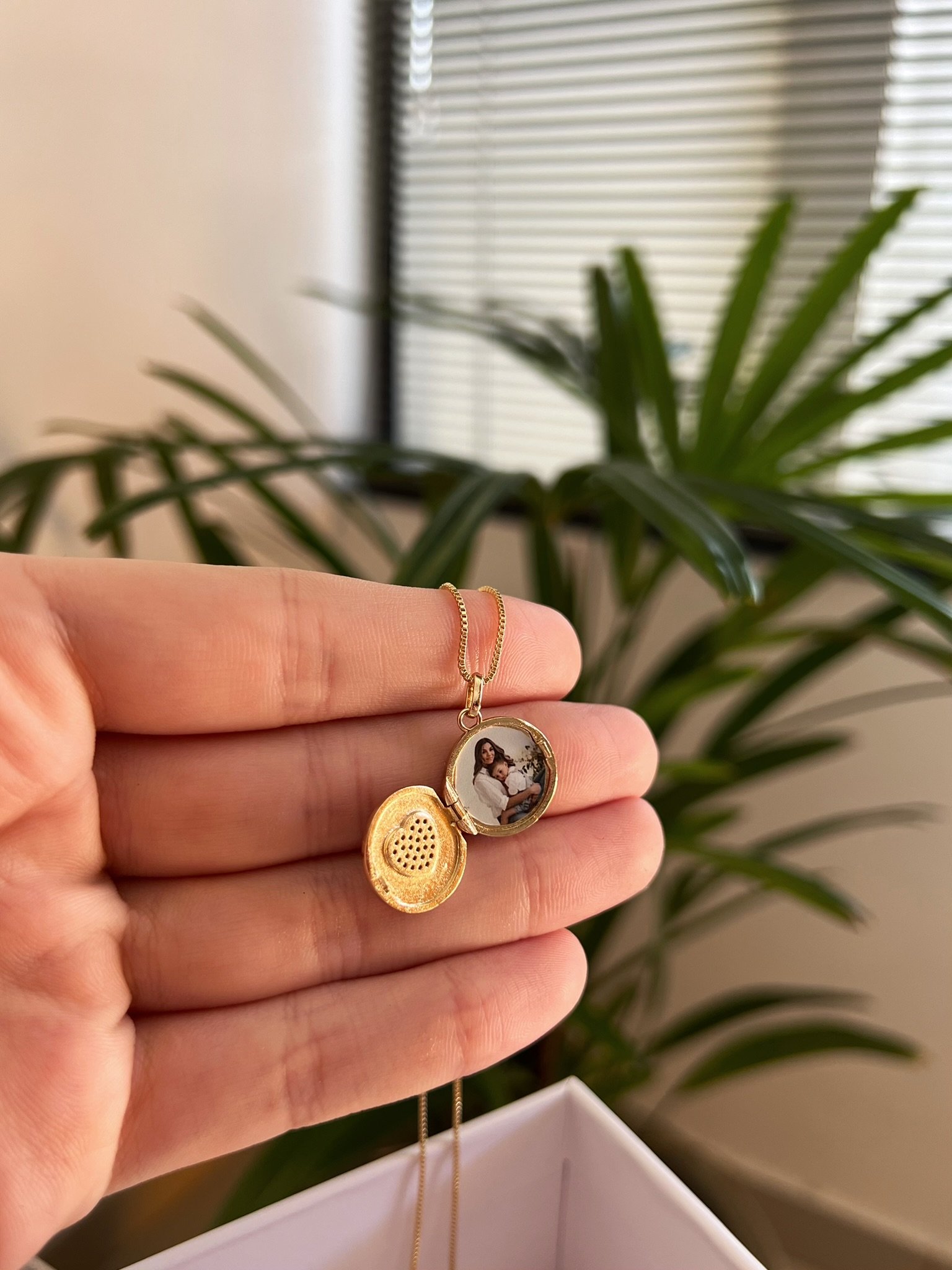 Relicário Circular Coração Banhado a Ouro 18k