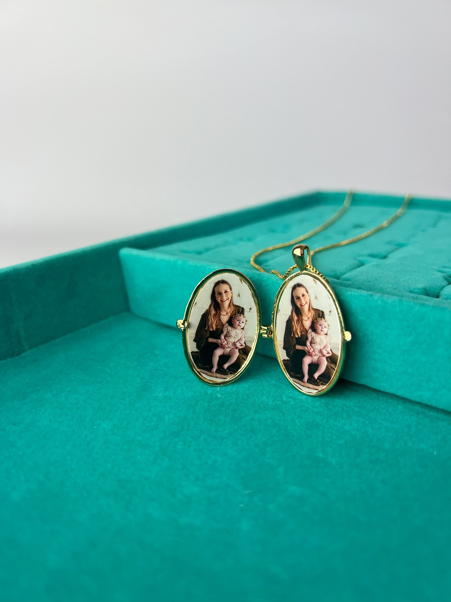 Relicário Oval com Zircônias Coloridas Banhado a Ouro 18k