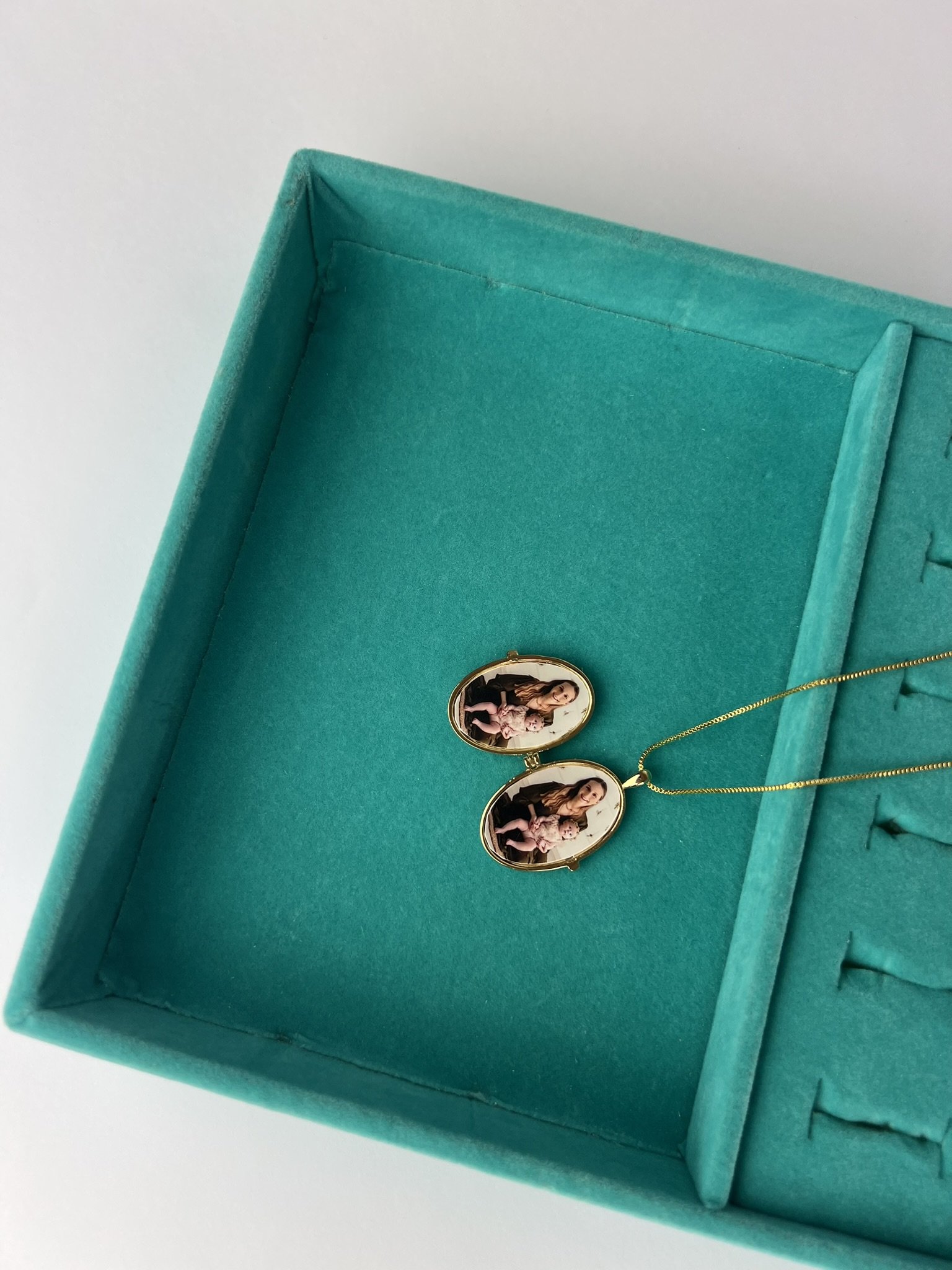 Relicário Oval com Zircônias Coloridas Banhado a Ouro 18k